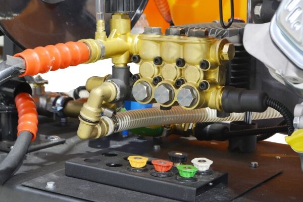 Premium High Pressure Washer GP1000, Briggs&Stratton, 6.5 HP, 3200 PSI/ 220 bar, 1000L Tank - Image 7