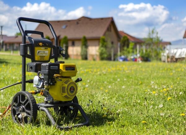 vysokotlakový čistič používaný v domácnosti