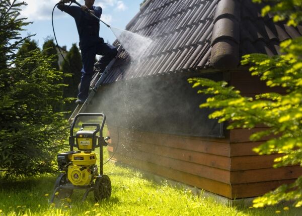 benzínový čistič používaní pri čistení strechy